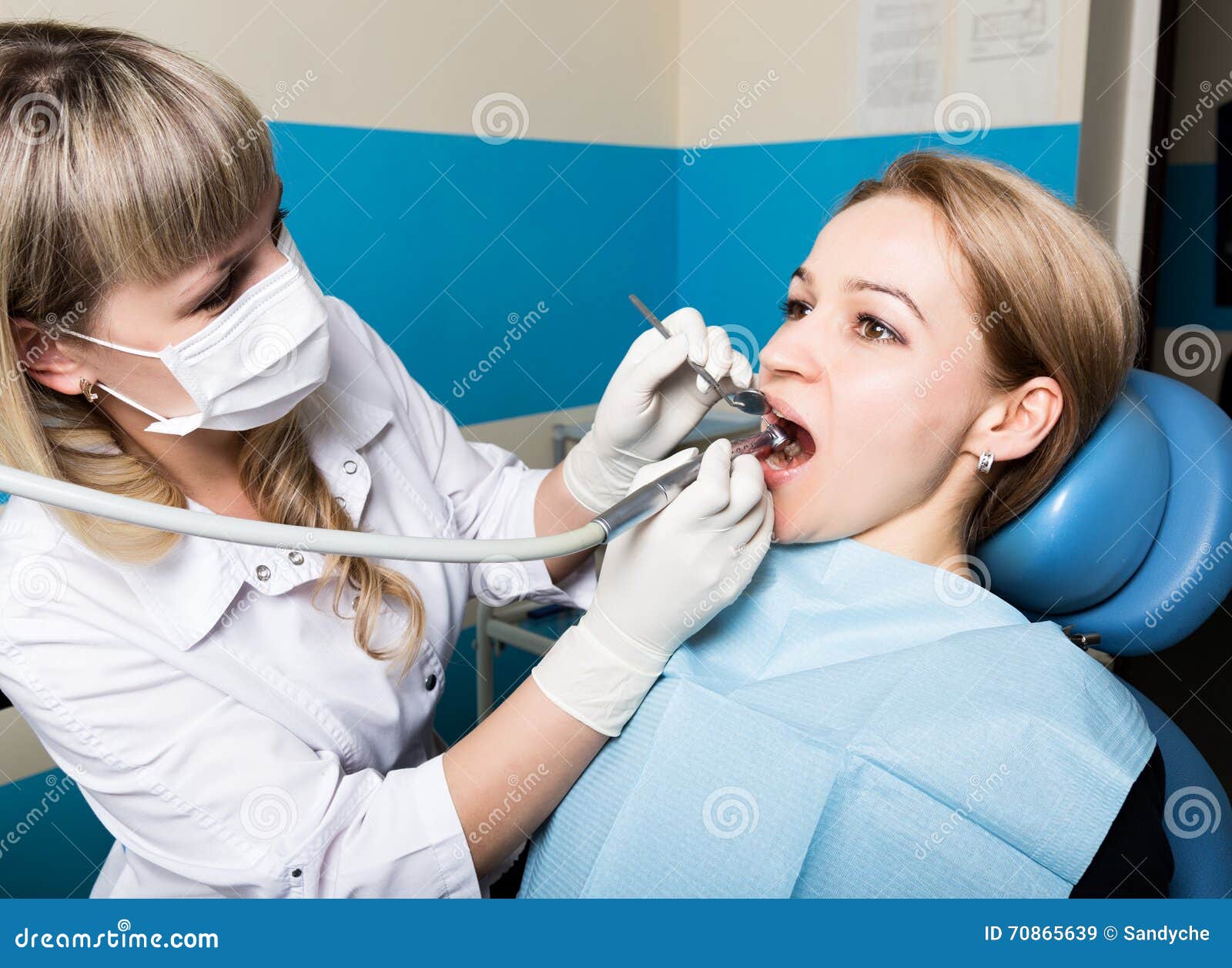 Девочка умерла на приеме у стоматолога. Девушка на приеме у стоматолога. Пациент на приеме у стоматолога.