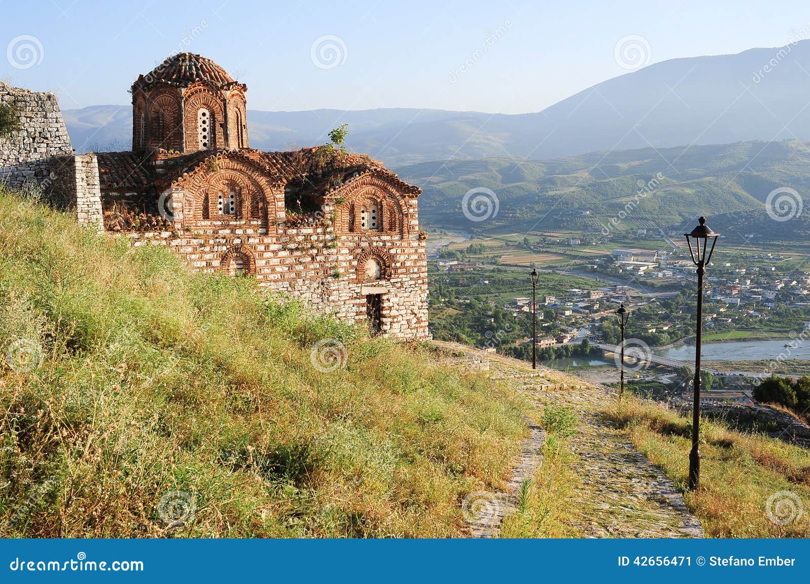 De orthodoxe kerk van heilige Drievuldigheid in Kala fortless over Berat op Albanië