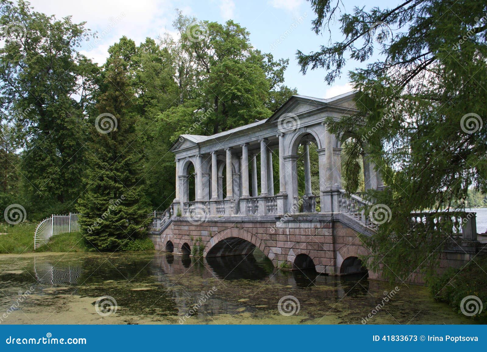 De oude brug in Tsarskoye Selo, heilige-Petersburg