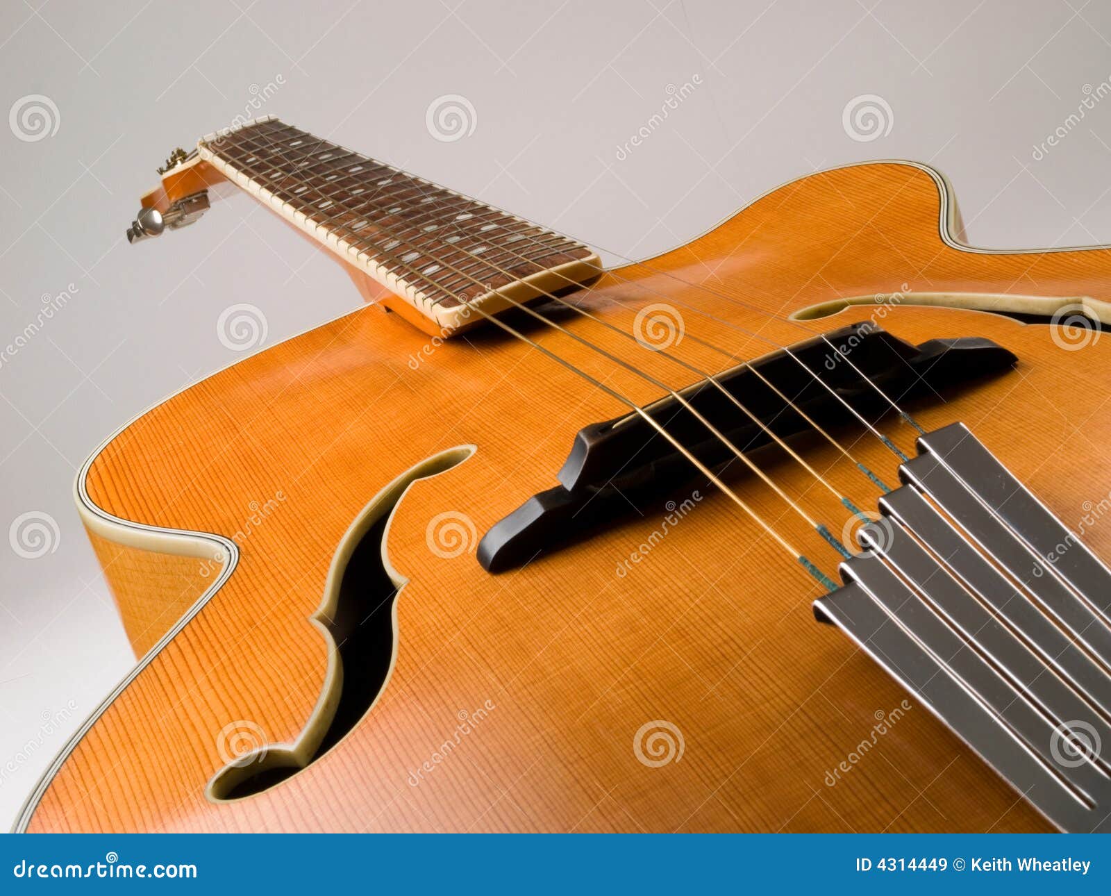 De Oude Gitaar Van De Archtopjazz Stock - Image of gevormd, 4314449