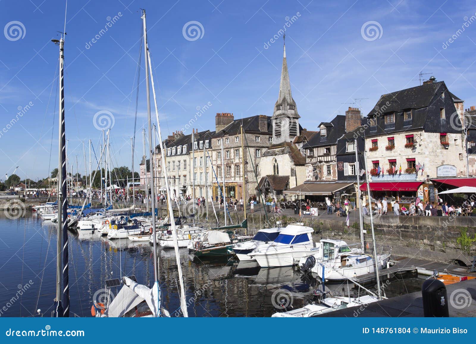 De oude haven van Honfleur redactionele stock afbeelding. Image of ...