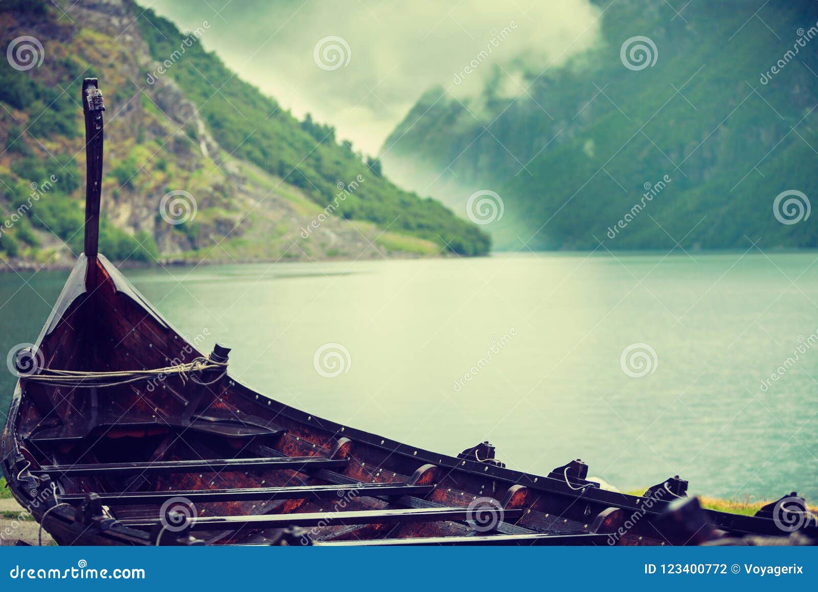 De Oude Houten Boot Van Viking in Noorse Aard Stock Foto - Image of ...