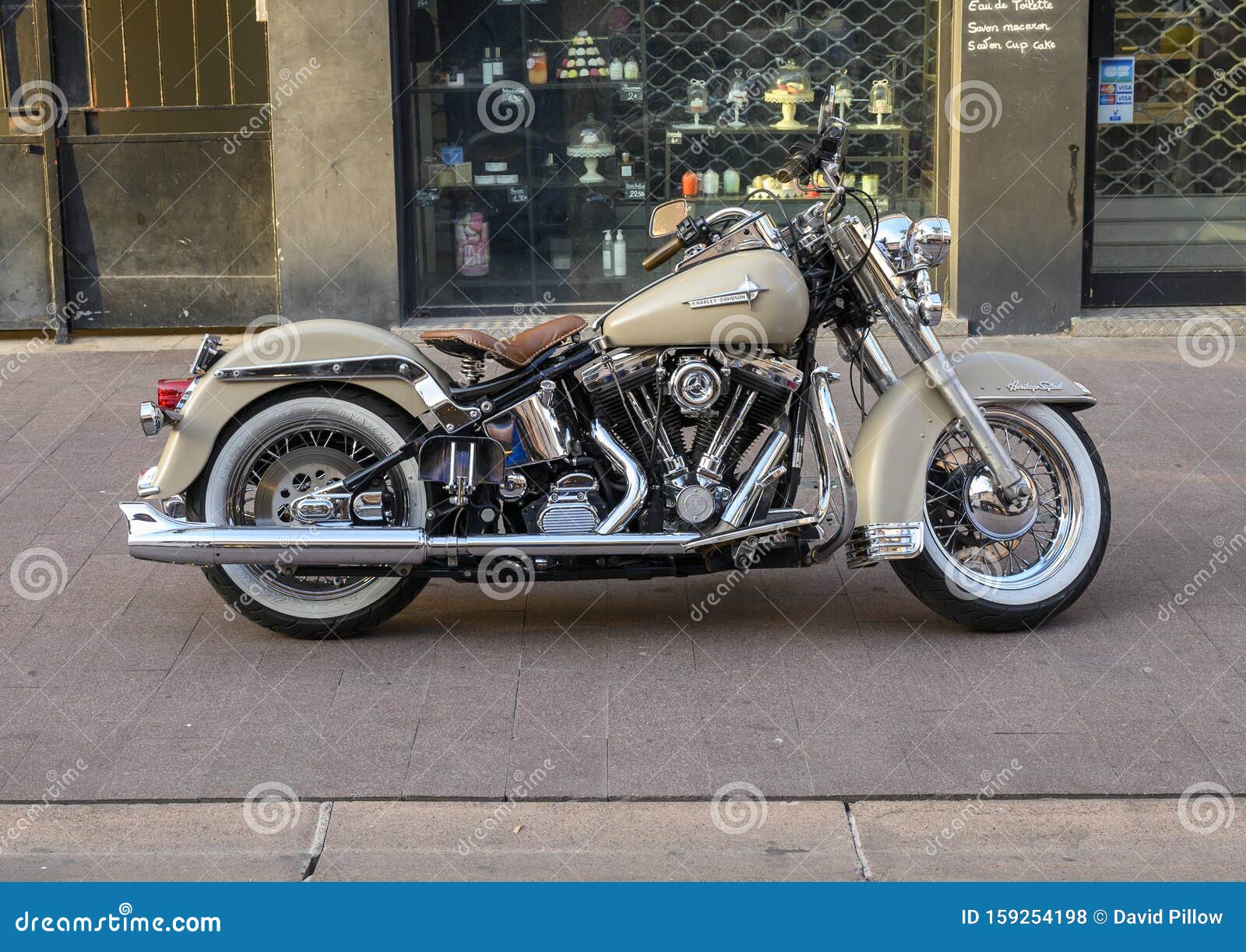 De Oude Klassieke Motor Van Harley Davidson Geparkeerd Op Een Stoep In Juan Les Pins Bij Antibes Frankrijk Redactionele Stock Foto Image Of Amerikaans Iconisch 159254198