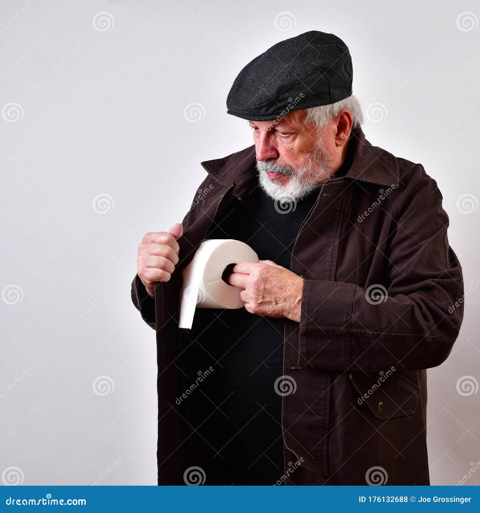 De Oude Man in Een Trench - Jas De Van Tegen Buitensporige Prijzen Aan Stock Foto - Image of bederf, economie: 176132688
