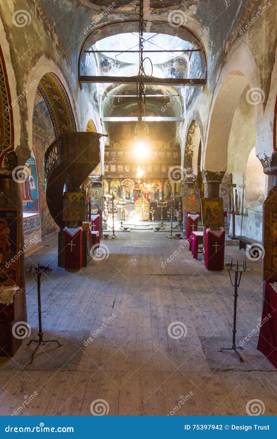 De oude Orthodoxe kerk in Lovech in Bulgarije. Lovech - één van de oudste gewoonde in plaatsen in Bulgarije, dat op de plaats van een Thracian-regeling Melta en het Presidium van de Roman vesting verscheen Tijdens de tijd van het Eerste Bulgaarse Koninkrijk (gg 681-1018 ) Hier was er een Bulgaarse vesting, tegenwoordig genoemd Hissarya