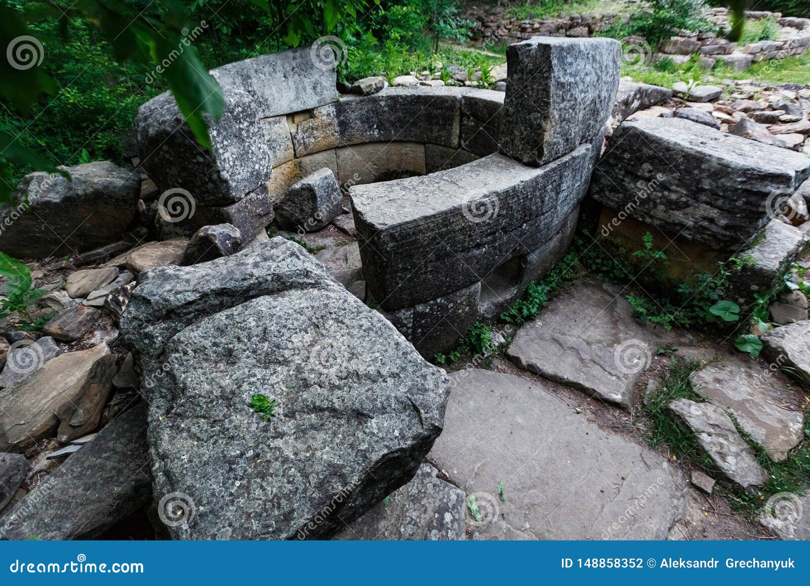 De oude ronde ru?neerde dolmen in de vallei van de rivier Jean, Monument van archeologie megalitische structuur Historische waarde van 7-15 eeuwen Rusland, zuidoosten van Gelendzhik, Renaissancelaag