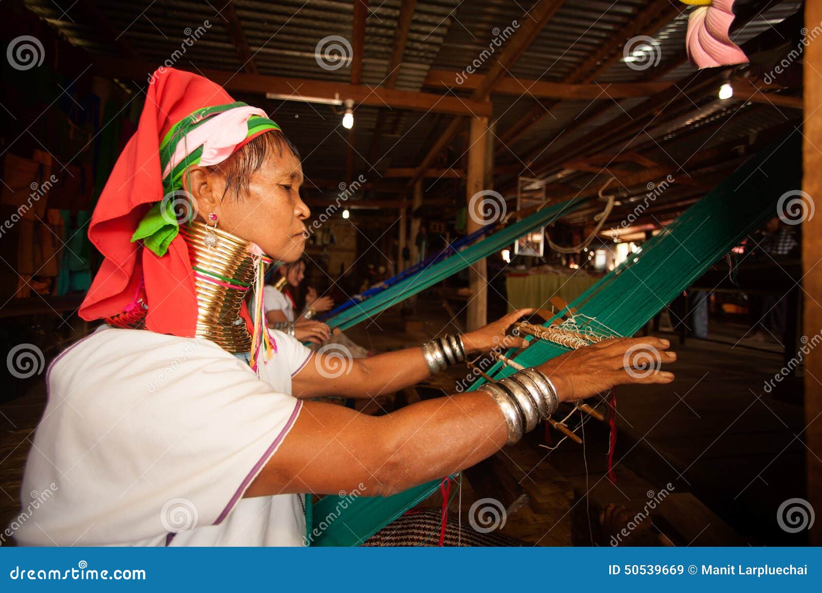 De oudste van de vrouw van Kayan Lahwi weeft. INLE, 29 MYANMAR-SEPTEMBER: Oudste die de niet geïdentificeerde van Padaung (Karen of Kayan Lahwi) de traditionele metaalringen dragen rond haar hals, die bij het weven in een open drijvend dorp op 29,2014 September, Inle-meer, Shan State in Myanmar werken