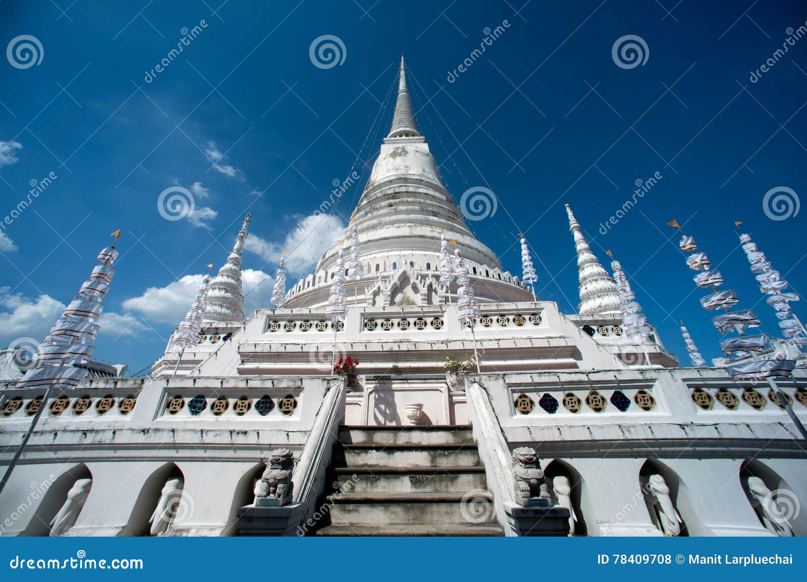 De Pagode van Phrasamut Chedi in Thailand. Één van de belangrijkste tempels in Samut Prakan is Phra Samut Chedi Het is niet alleen het symbool van de provincie maar is ook de plaats voor de langste lopende tempelmarkt in Thailand Volgens de organisatoren, zijn wij nu in het 182ste jaar De gehele stad komt aan een stilstand tijdens de markt voor twaalf dagen en nachten Tijdens de avond, zijn beide hoofdweggen door de stad gesloten In Thai, is de alternatieve naam voor de tempel â€œChedi Klang Namâ€  Dit betekent de pagode in het midden van de rivier Dit is omdat oorspronkelijk de tempel op een klein kunstmatig eiland in het midden van Chao Phraya River werd voortgebouwd Meer dan honderd jaren geleden, toen de vreemdelingen in Thailand door schip aankwamen, het eerste ding dat zij zagen waren deze reuze witte pagode op een eiland in het midden van de rivier