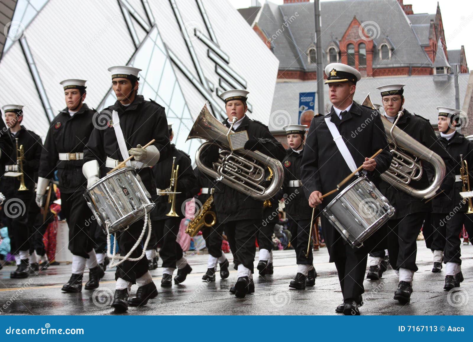 De parade 2008 van de Kerstman. De leden van de Koninklijke Canadese Overzeese Korpsen Quinte van de Kadet (R.C.S.C.C. QUINTE) in de parade van de Kerstman hielden 16 November, 2008. Toronto, Ontario, Canada.