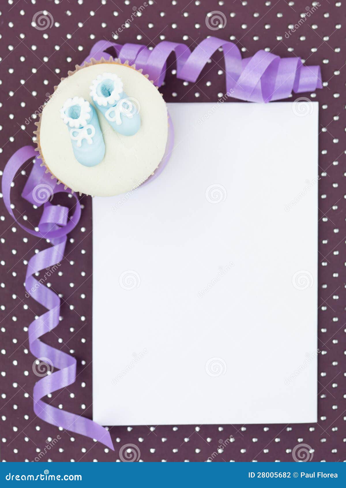 De pasgeboren uitnodiging van de muffin. Muffin met blauwe pantoffels in hoek wit frame document decoratief en purper lint