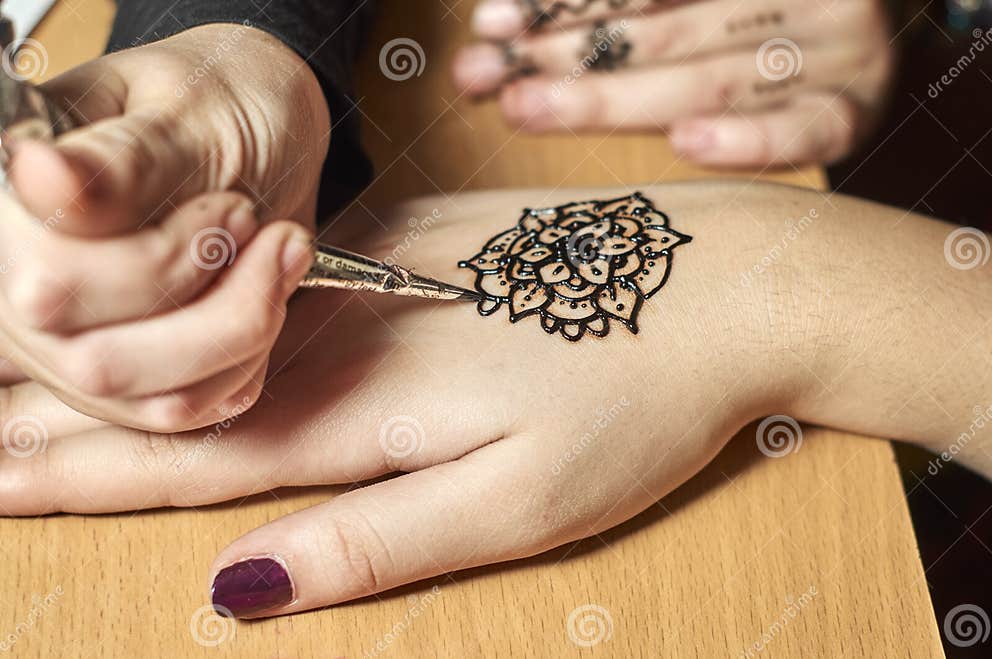 De Patronen Van De Meisjestekening Door Henna Op De Handen Stock Afbeelding Image of begaafd