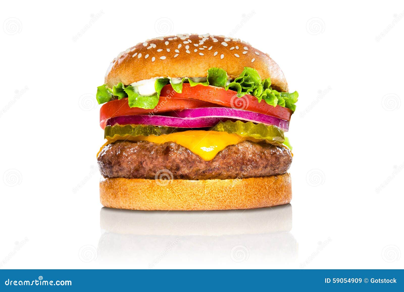 De perfecte Amerikaanse die cheeseburger van de hamburger klassieke hamburger bij de witte bezinning wordt geïsoleerd. De reuze perfecte hamburger grote massieve dikke klassieke Amerikaanse cheeseburger isoleerde hamburger met extra de tomatengroenten in het zuur van de bovenste laagjessla op een sesamzaadbroodje