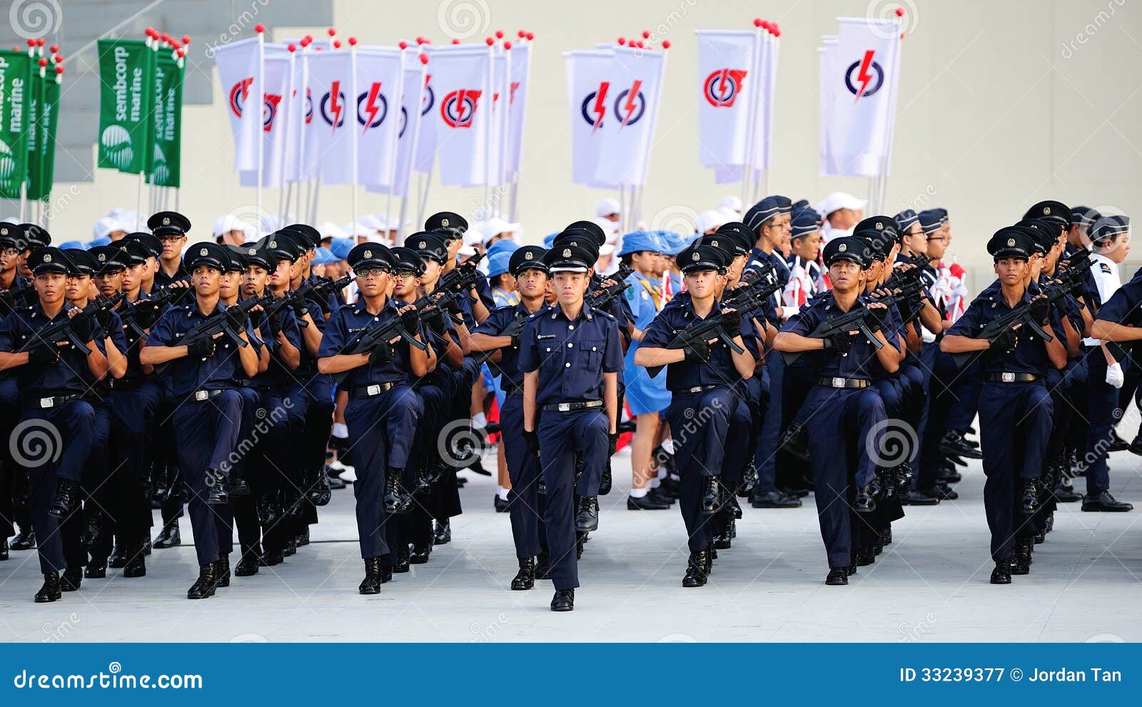 SINGAPORE - JULI 20: De Politiemacht die van Singapore tijdens Repetitie 2013 de Nationale van de Dagparade (NDP) marcheren op 20 Juli, 2013 in Singapore