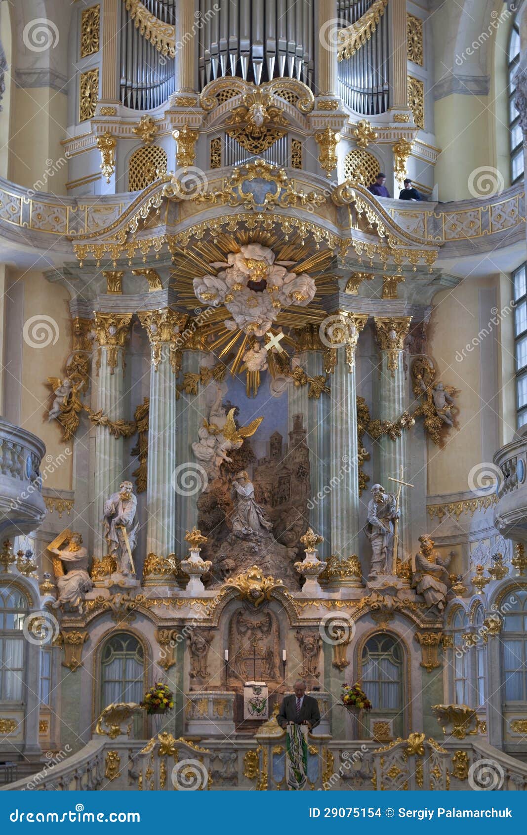 De Preek Van De Week De Preek Van De Predikant in Dresden Frauenkirche Redactionele Stock