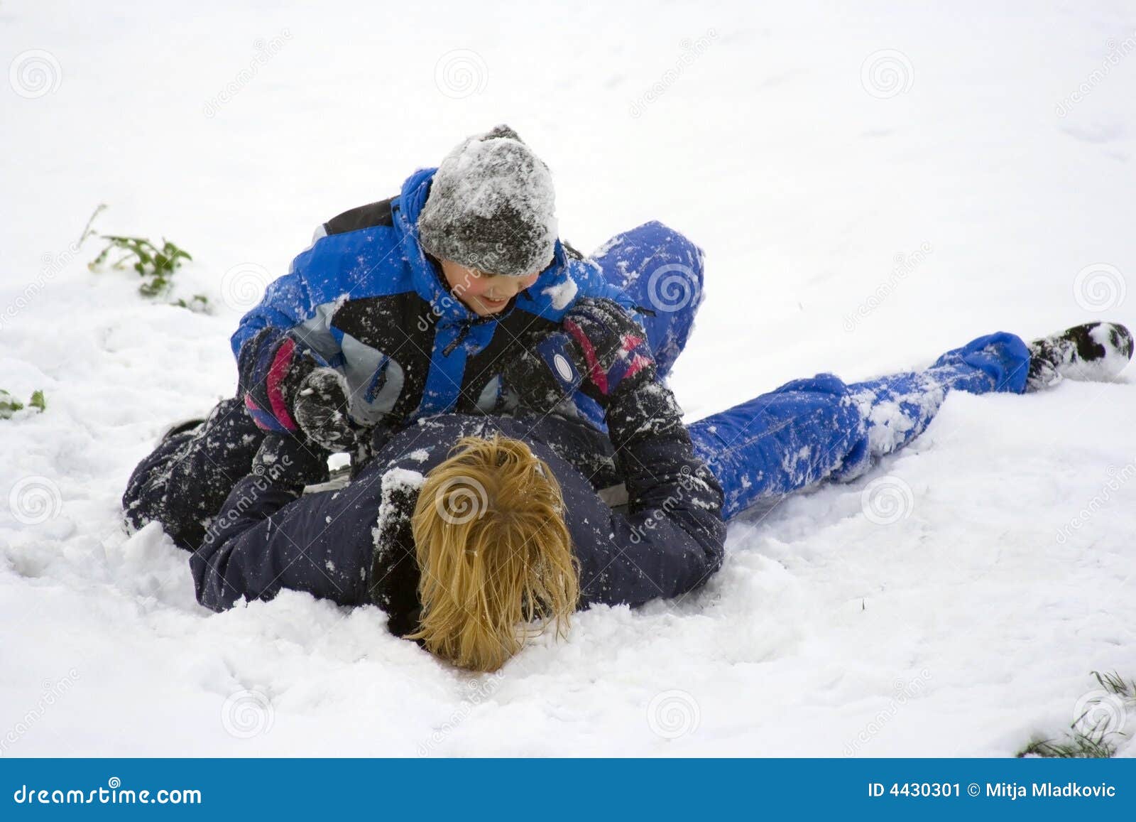 De pret van de winter. Moeder en zoon die pret op de sneeuw hebben.