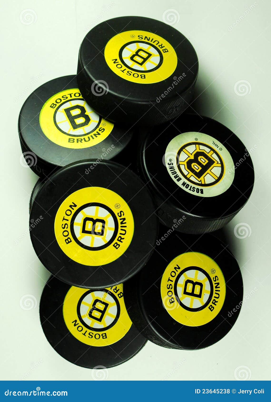 De Pucks Van Het Boston Bruinshockey Redactionele Stock Foto Image of