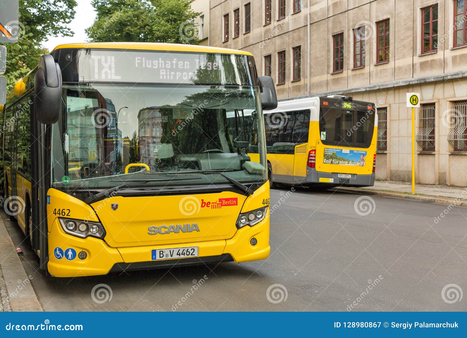 zege zonsondergang formeel De Regelmatige Bus Van TXL in Berlijn De Stad in, Duitsland Redactionele  Fotografie - Image of europa, seizoen: 128980867