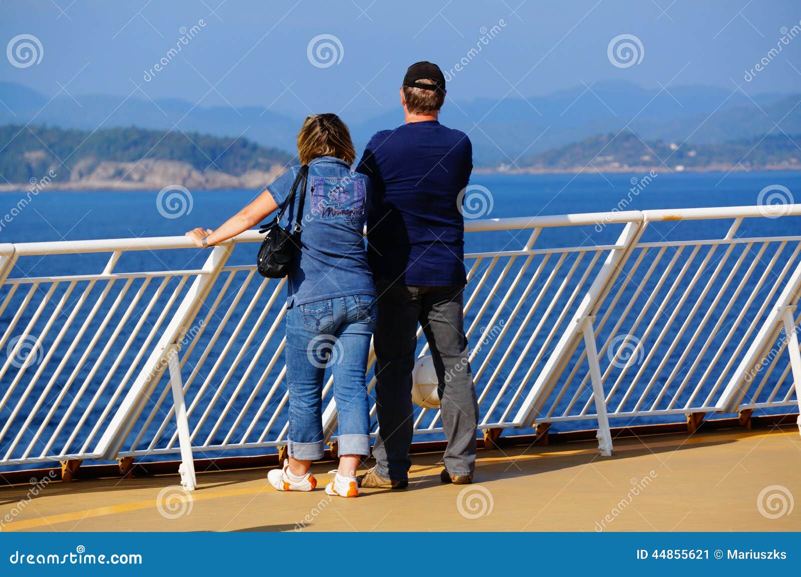 De reis van het cruiseschip, Langesund, Noorwegen. Het Noorse cruiseschip die in de Noordzee varen Reis van Hirtshals, Noorwegen aan Langesund, Denemarken Haven, havens Langesund in Noorwegen Fjord Langesund Gevestigde Langesundvuurtoren dichtbij Hesteklova: Telemarkprovincie, Noorwegen