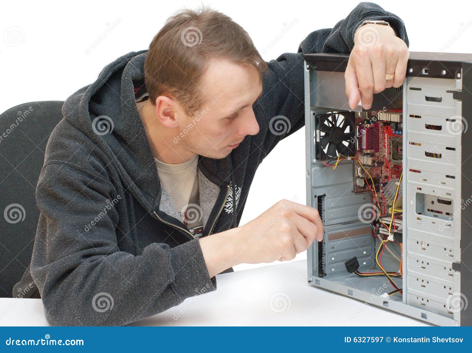 De Reparatie Van De Computer Stock Afbeelding Afbeelding Bestaande Uit Repairing Examining 6327597