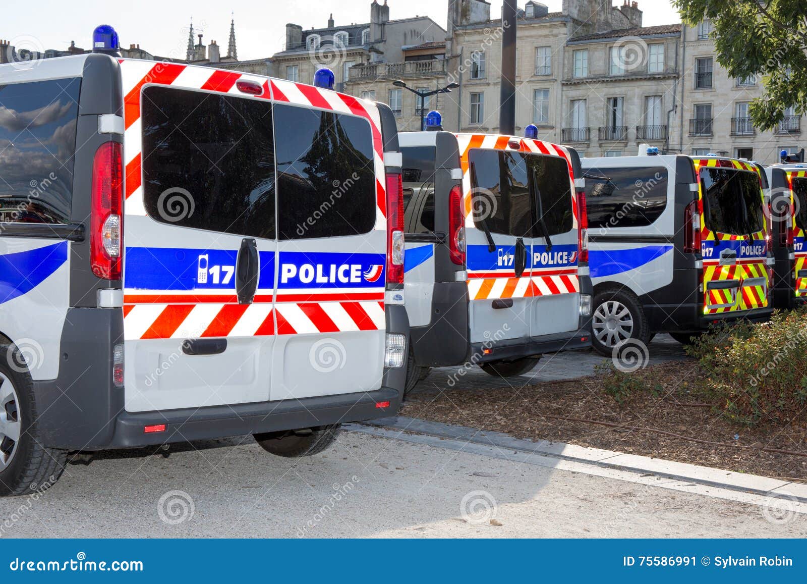 De Retour De La Voiture Ou Du Camion De Police Sur La Rue Image