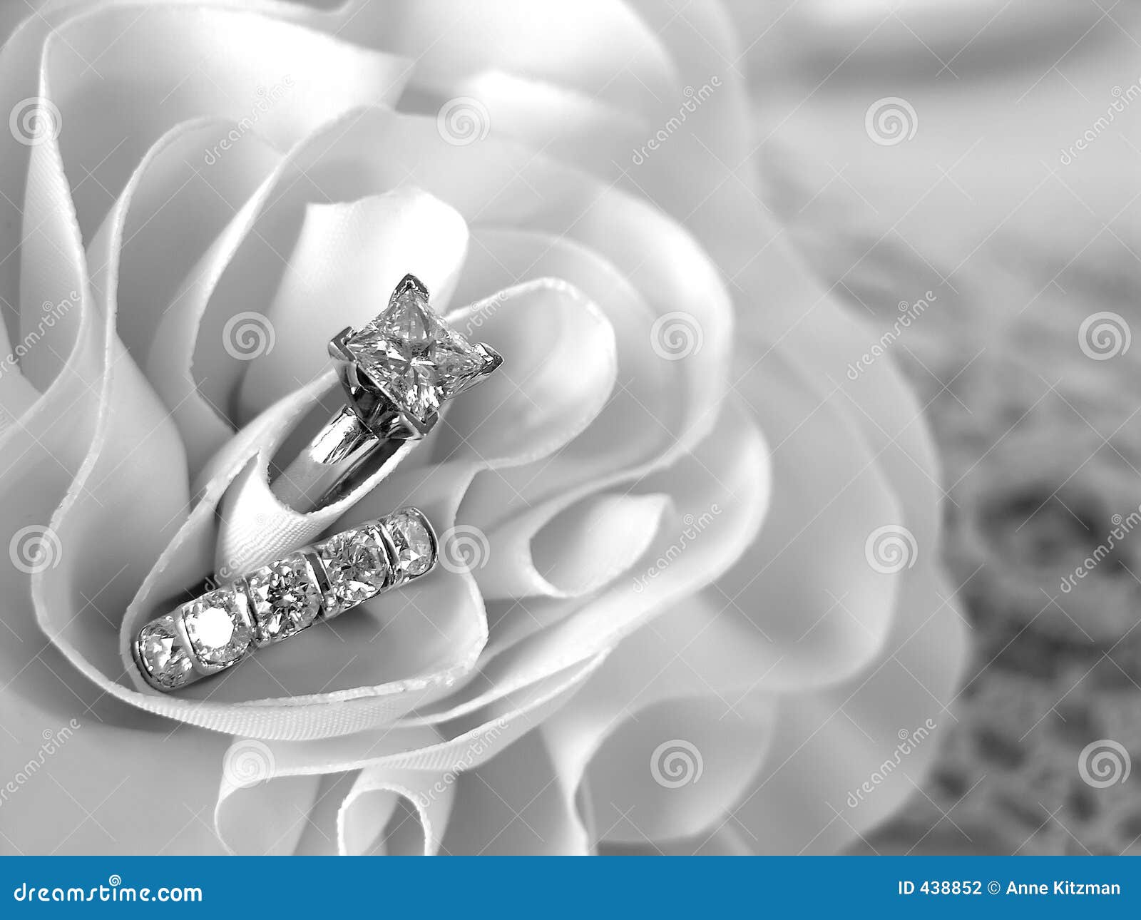 Op maat enkel en alleen Schuine streep De Ringen Van De Diamanten Bruiloft Stock Foto - Image of patiencespel,  huwelijk: 438852