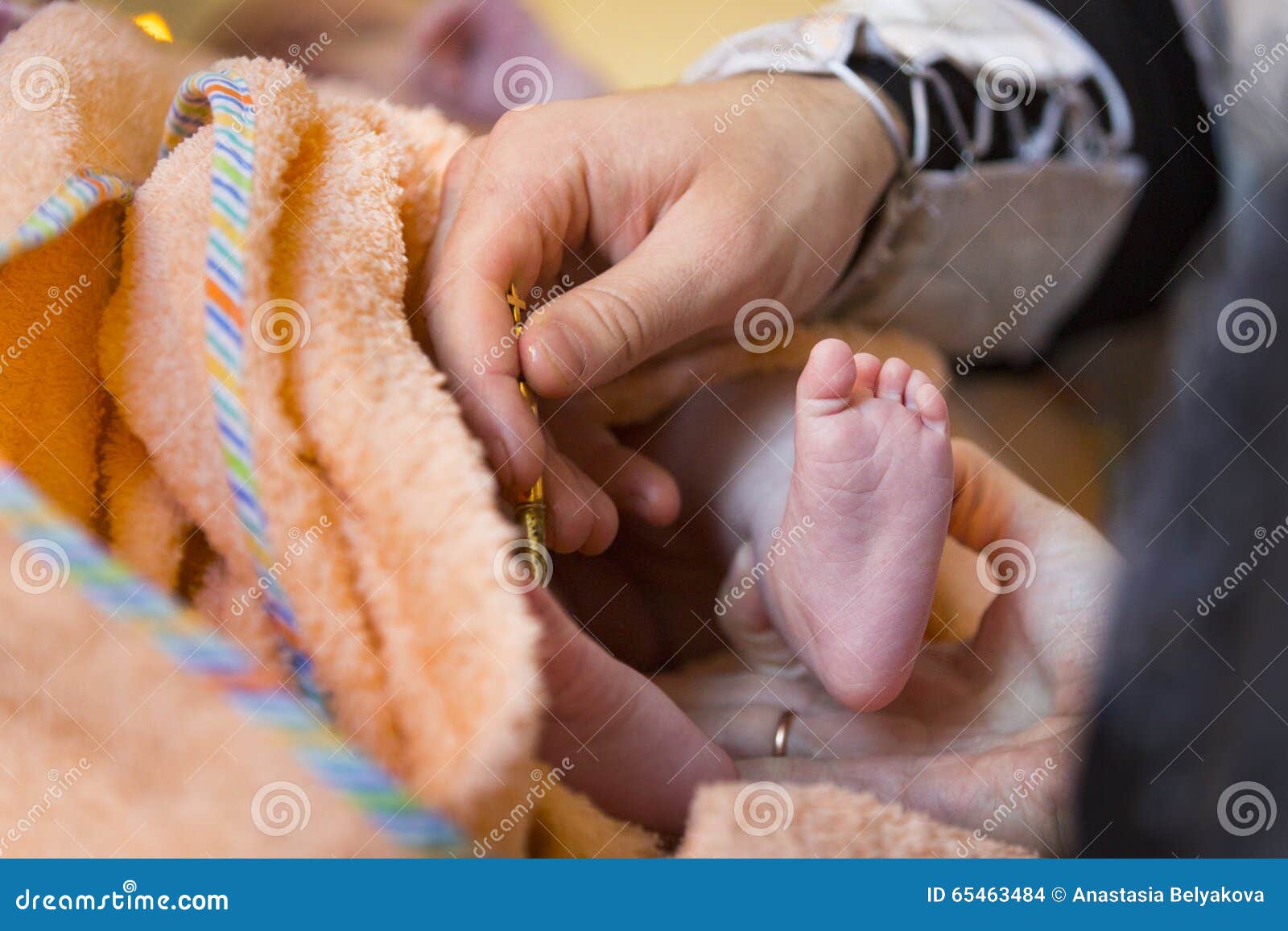 De rite van doopsel - de voet van de baby. De rite van doopsel - de voet de baby en handen van de Orthodoxe priester -