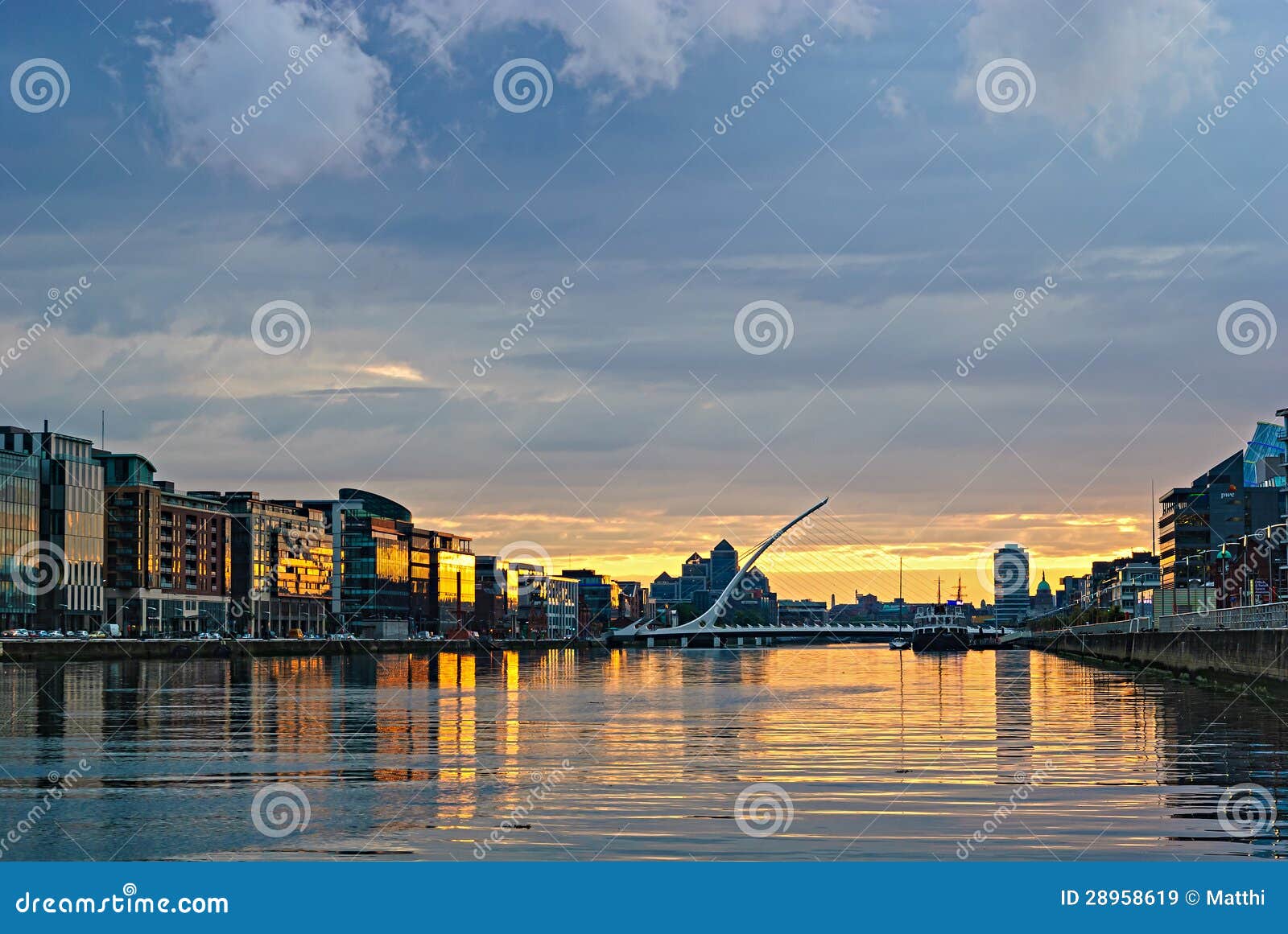 De rivier van Liffey bij zonsondergang, Dublin, Ierland. Mening van Liffey rivier bij zonsondergang, Dublin, Ierland