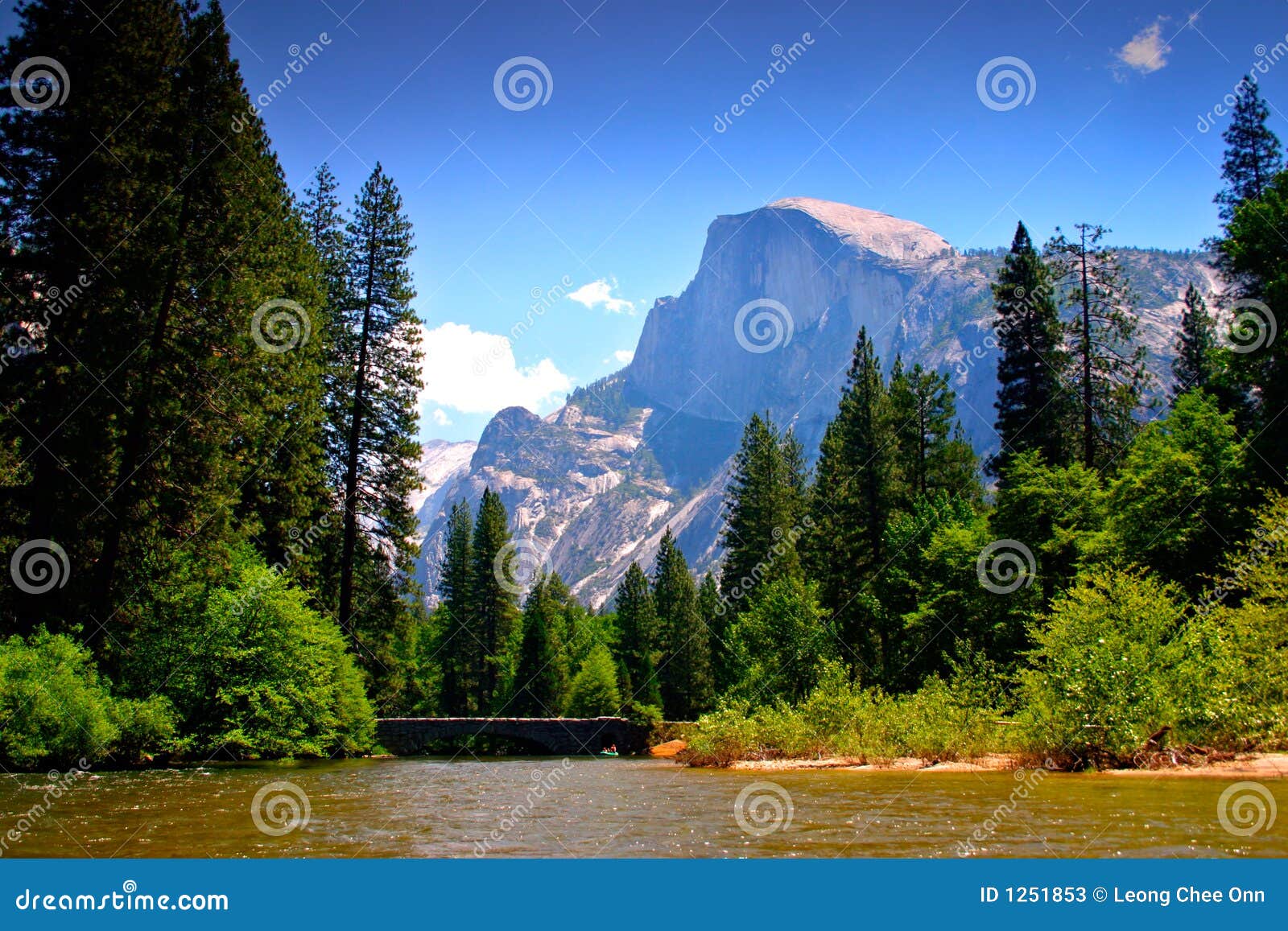 De Rivier van Merced, Nationaal Park Yosemite. De vallei Yosemite in Yosemite Nationaal Park, Californië