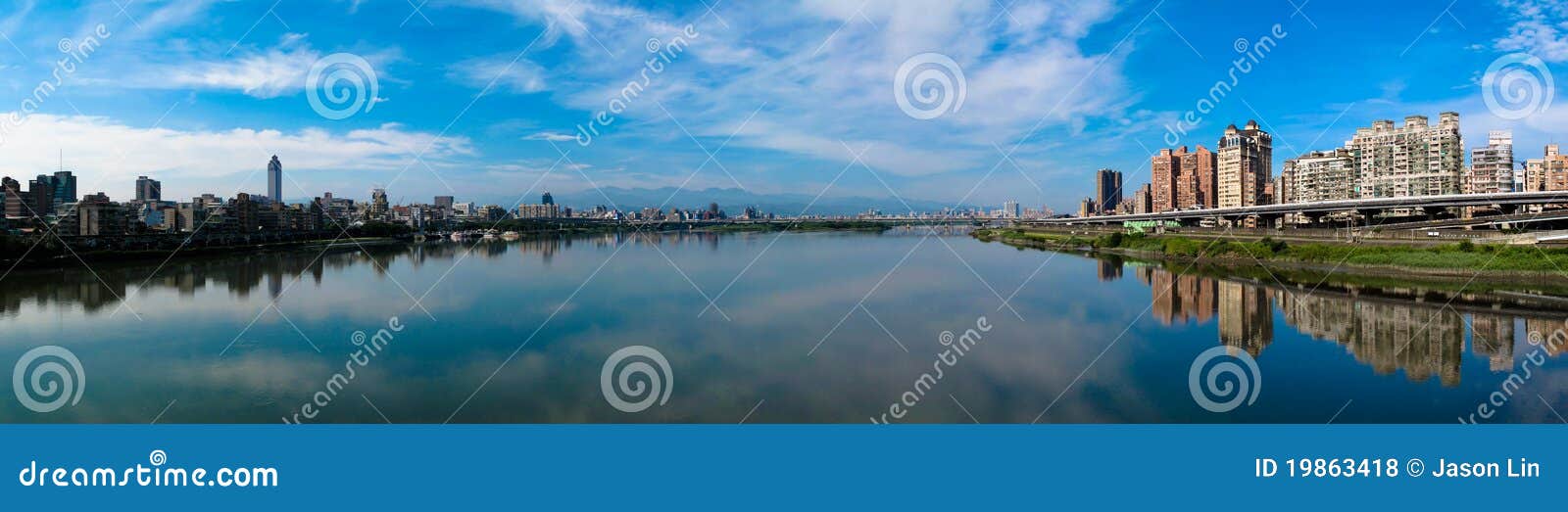 Panorama van de Rivier van Taipeh, Taiwan.