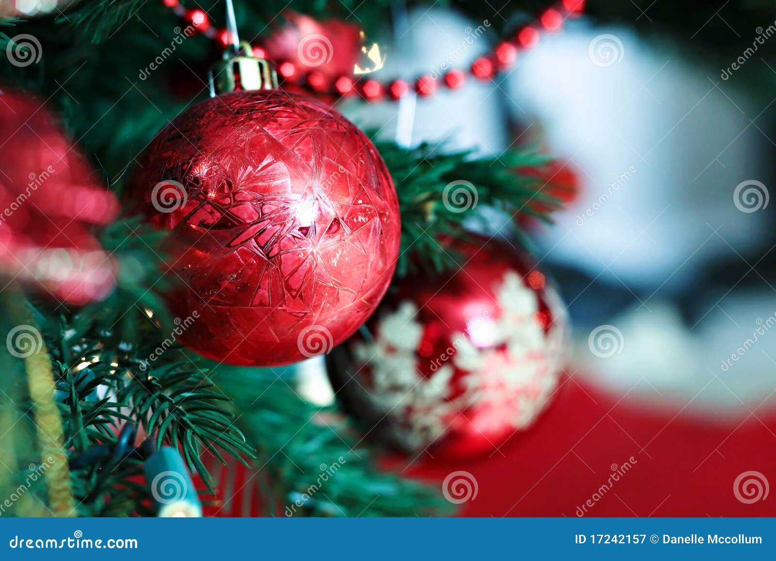 De Rode Bollen Van Kerstmis Stock Afbeelding - Image of boom ...