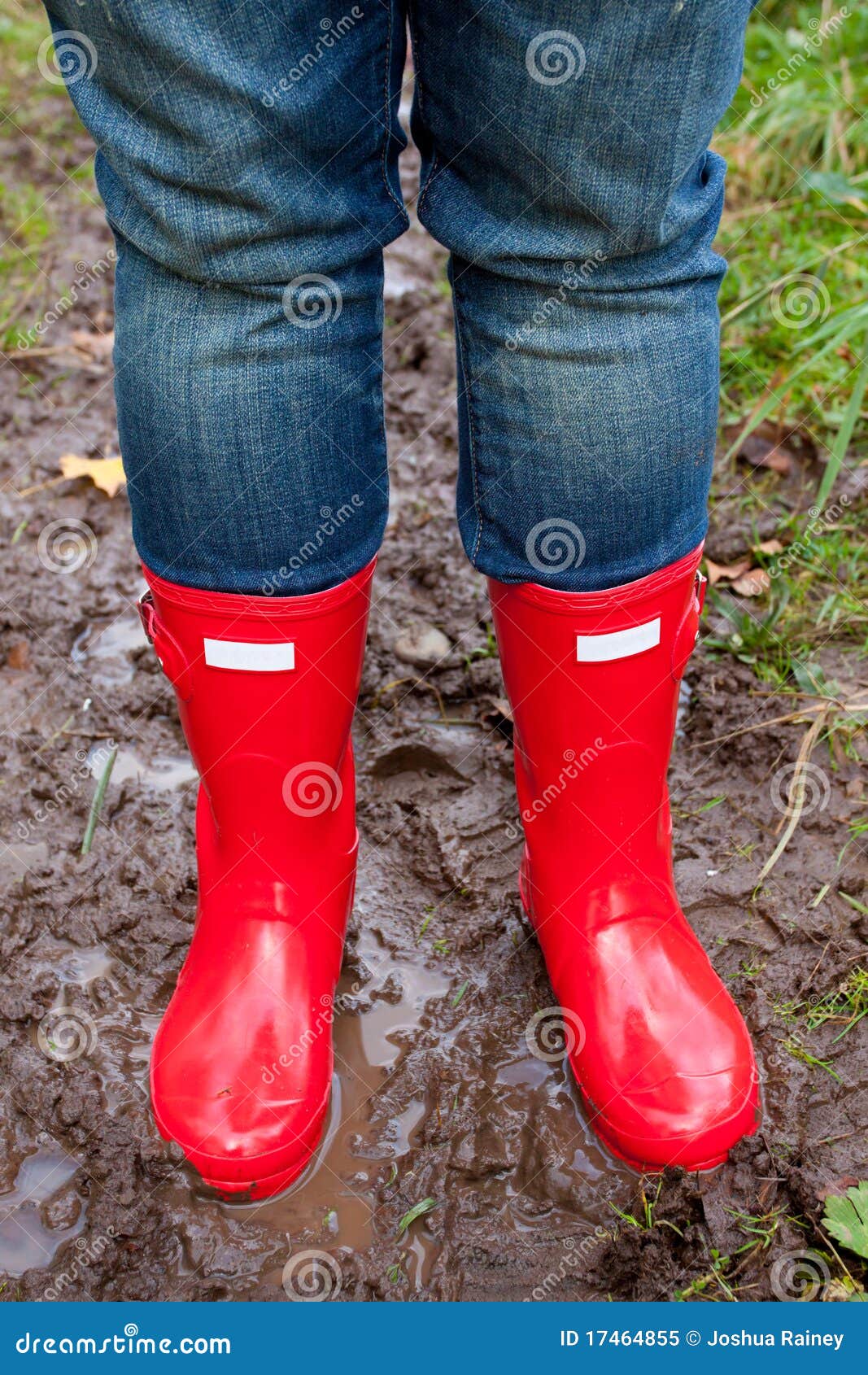 De Rode Laarzen Van De Regen Stock Afbeelding - Image of regen, merk ...