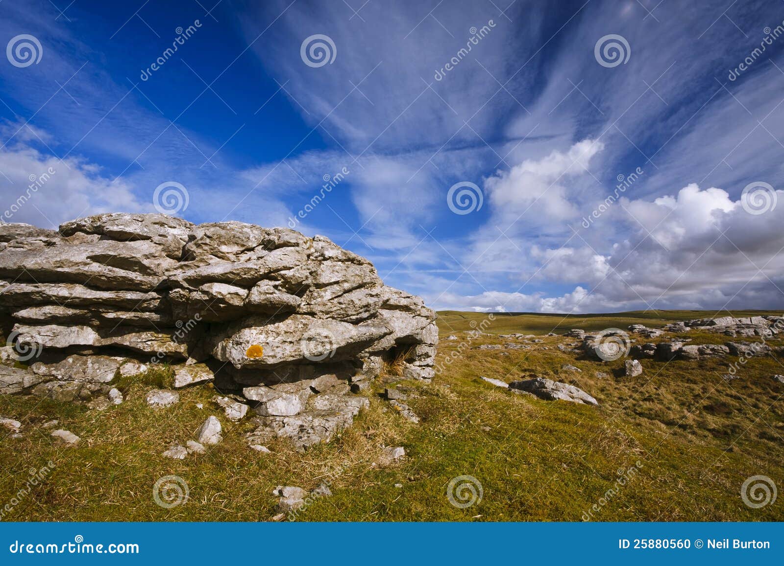 De rots van Grassington. Kalksteen en hemel boven dorp Grassington