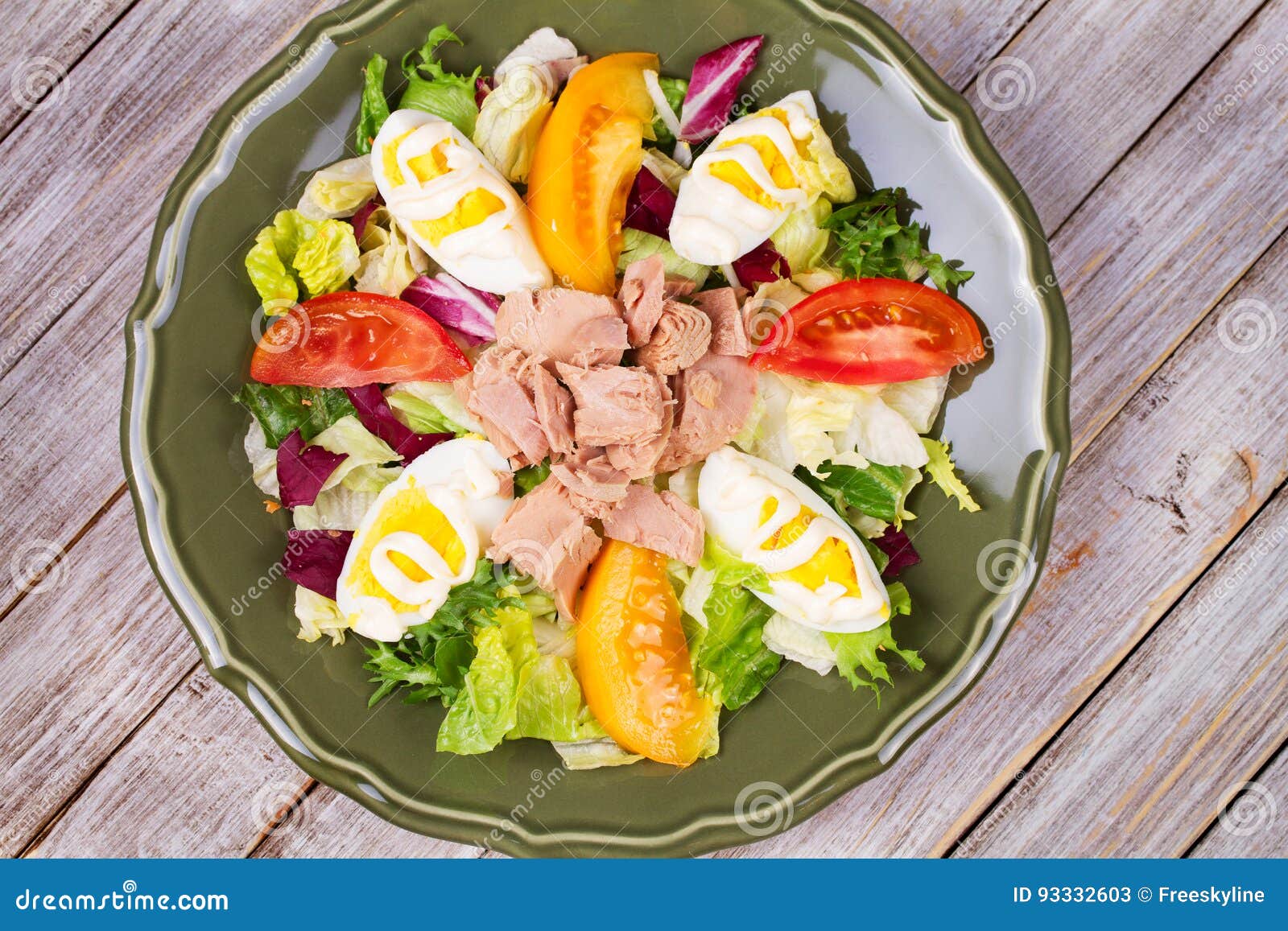 De Salade Van De Tonijn Vissen, Eieren En Plantaardige Salade Stock ...