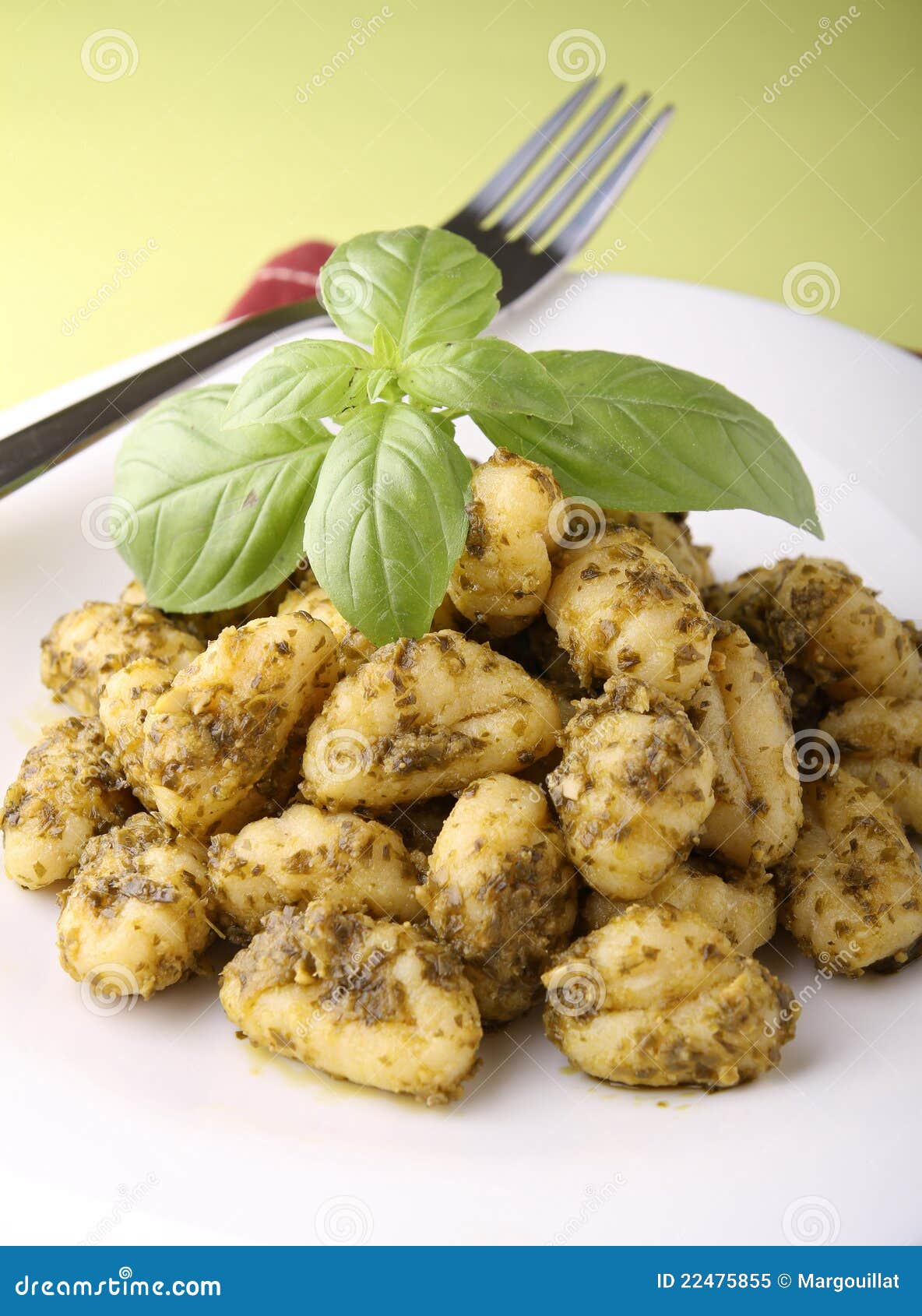 De saus van Gnocchi en van pesto. Plaat van gnocchi en pestosaus