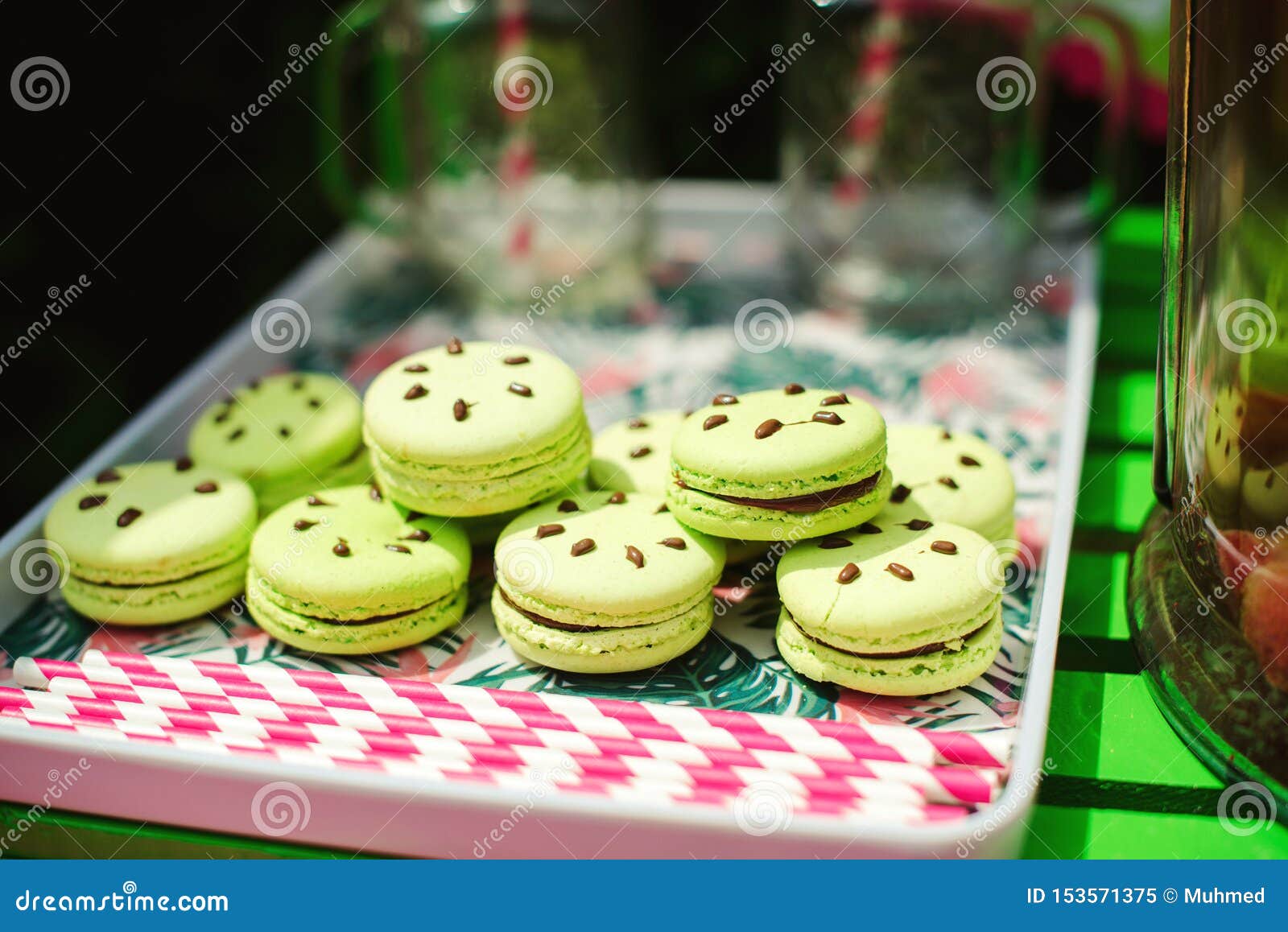 De Savoureux Macarons A Table Douce En Plein Air Fete D Ete Dans L Arriere Cour Joyeux Concept D Anniversaire Image Stock Image Du Cour Concept