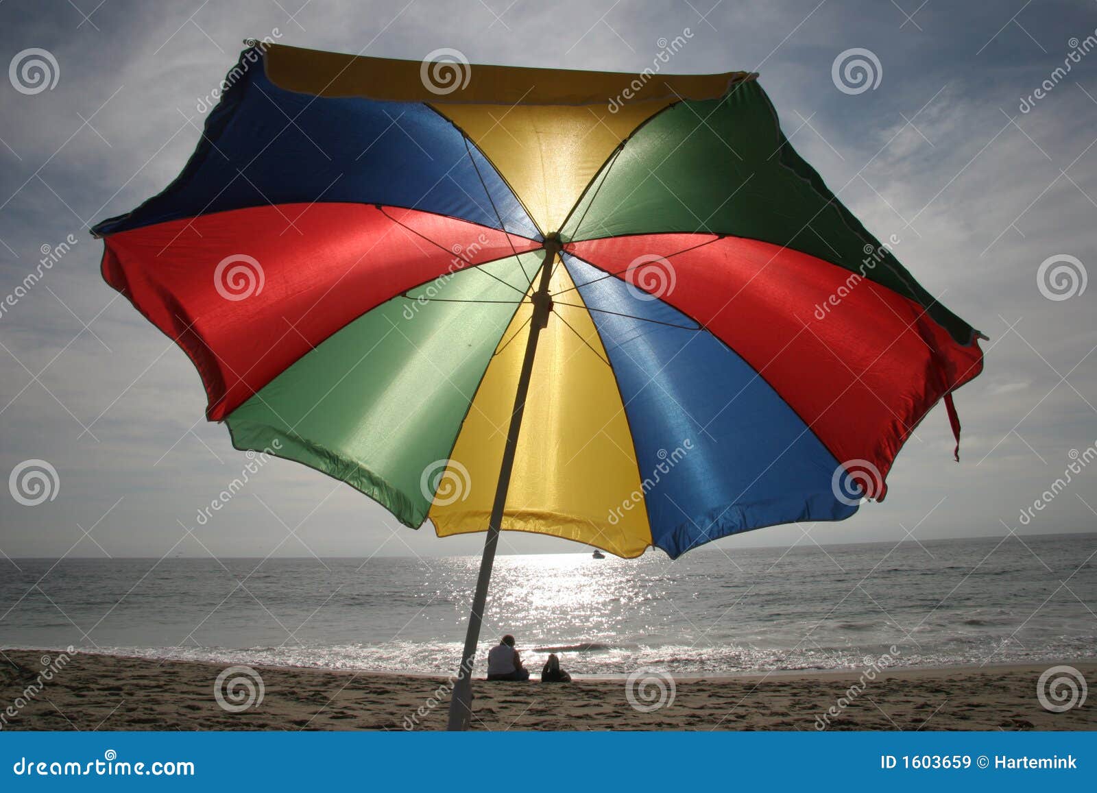smal pizza badminton De Scène Van Het Strand Met Kleurrijke Paraplu Die Bescherming Aanbiedt  Tegen Zon En Regen Stock Afbeelding - Image of virtueel, kleurrijk: 1603659