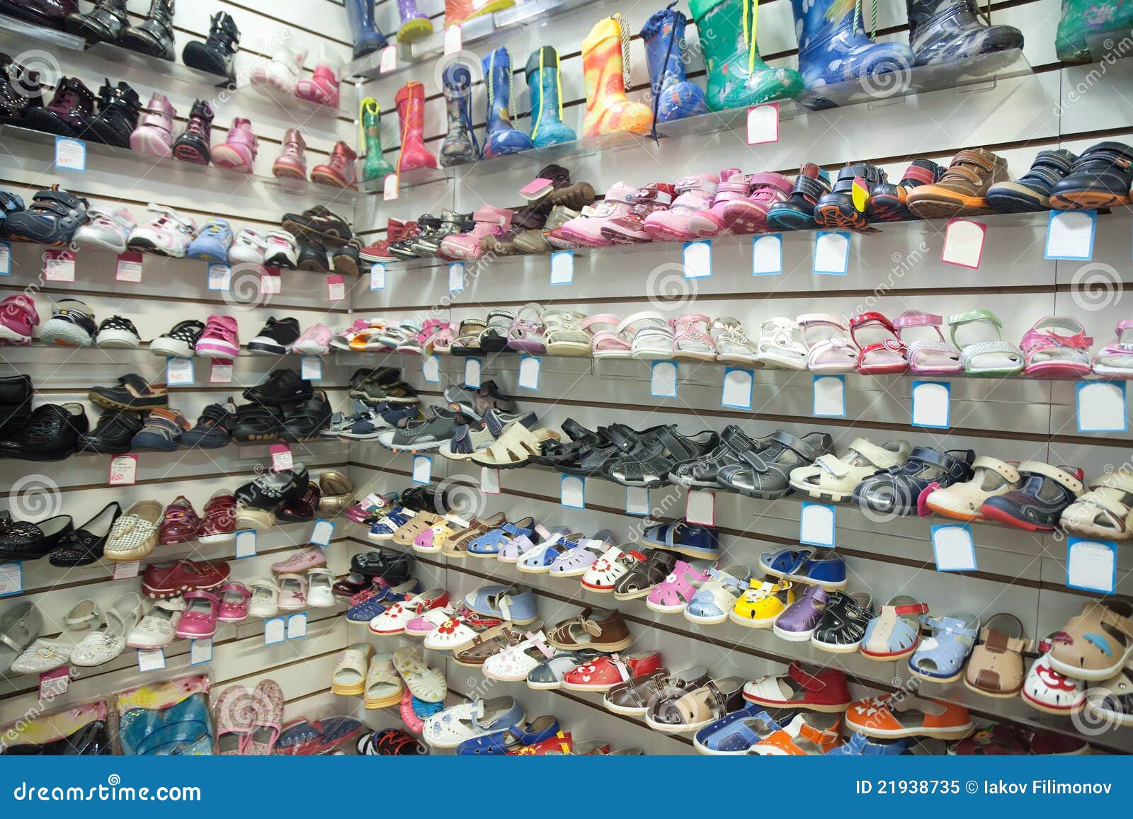 De Schoenen Van De Baby Bij Modieuze Winkel Stock Afbeelding Image of