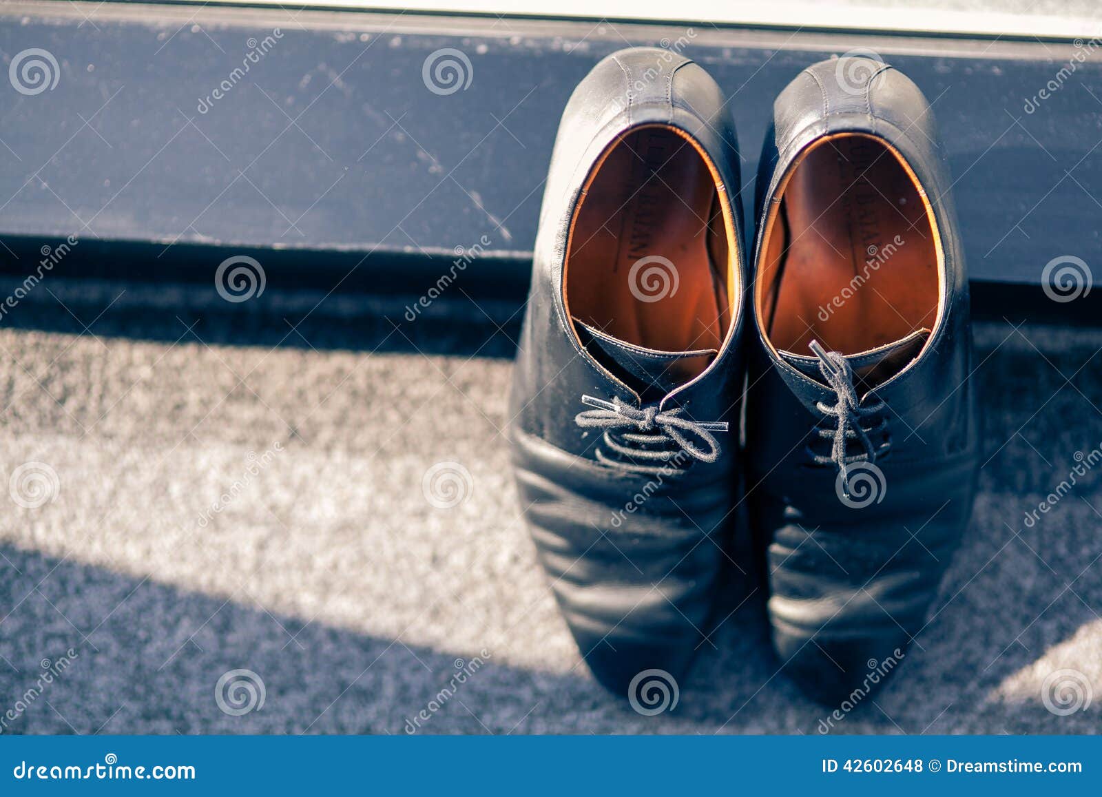 De Schoenen Van De Bruidegom Op Het Tapijt Stock Foto - Image of ...