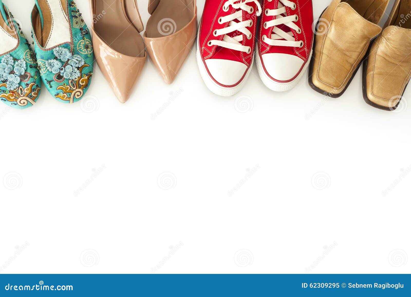 Пара туфлей несколько полотенец старых профессоров. Ретро туфли женские. Ноги в обуви на белом фоне. Туфли ретро белые. Женские обуви стоковые картинки исходники.