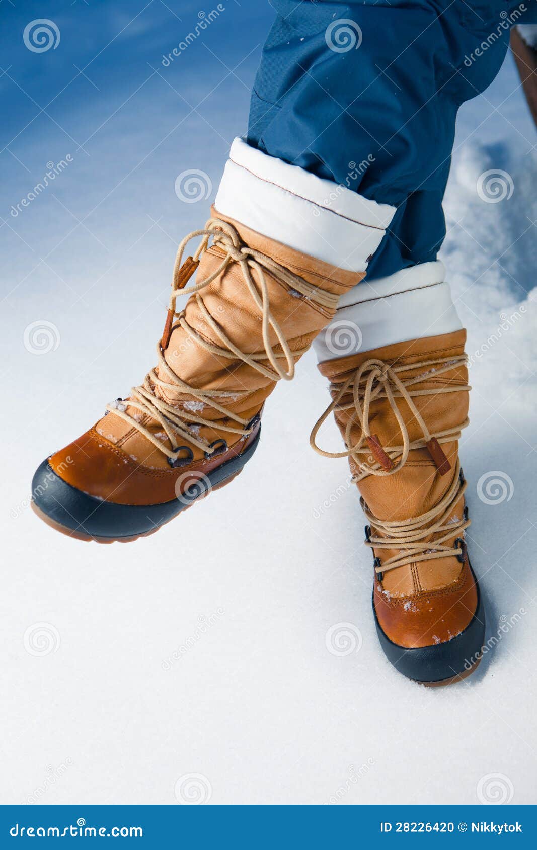 Harden salaris backup De Schoenen Van De Winter in Sneeuw Stock Foto - Image of activiteit,  schoenen: 28226420