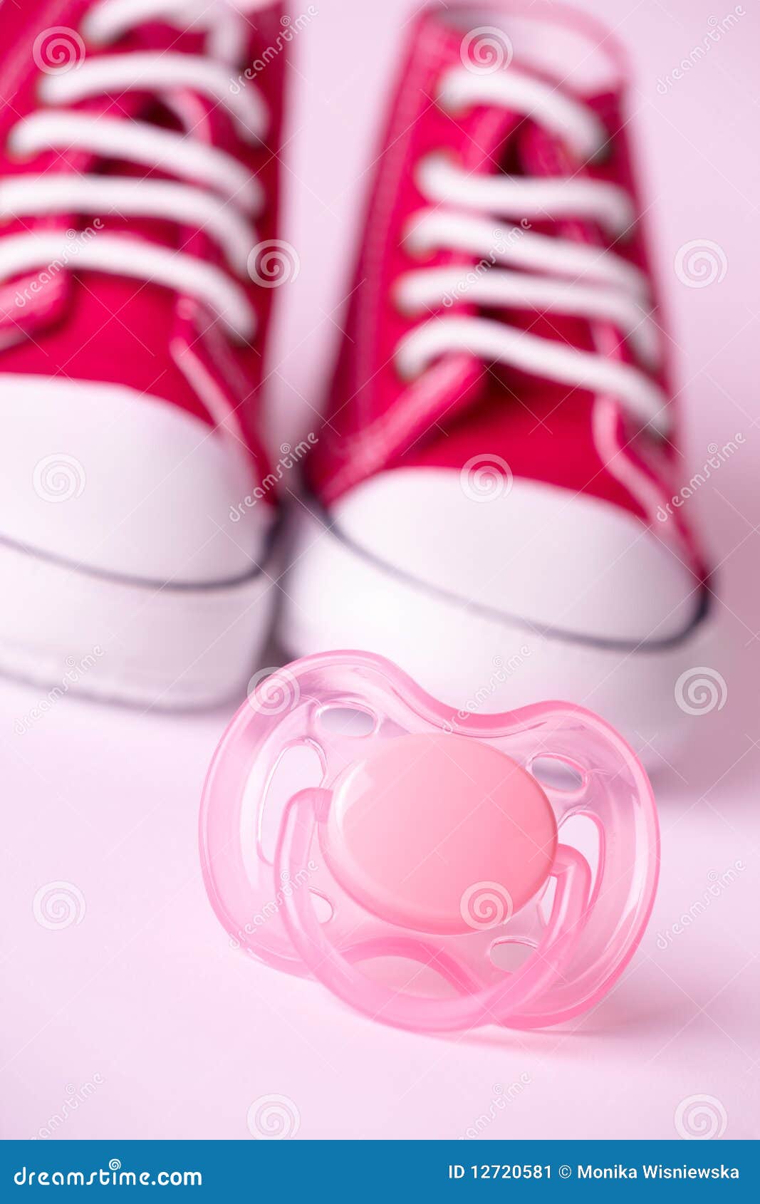 De schoenen van het model en van de baby. Roze proef en leuke babyschoenen