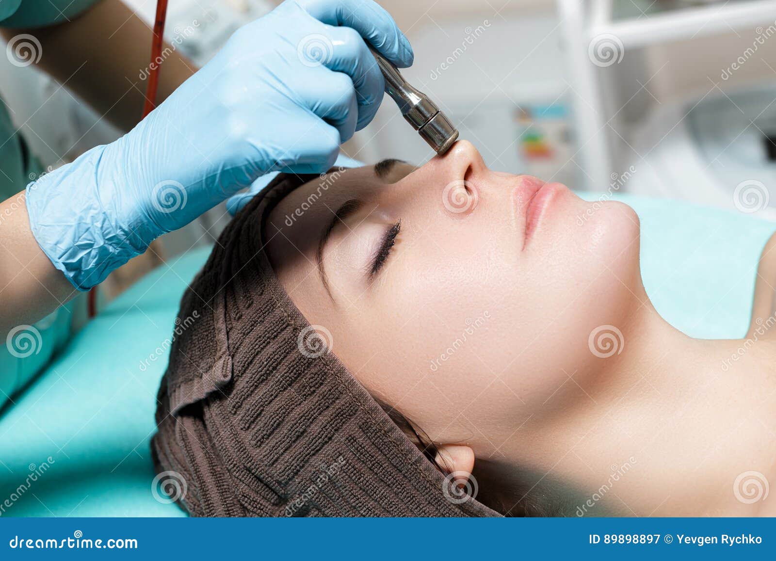 De Schoonheidsspecialist Maakt Het Mechanische Schoonmaken Van Gezicht Procedure Van Microdermabrasion Diamant Het Malen Stock Afbeelding Afbeelding Bestaande Uit Volwassen Afschilfering 87