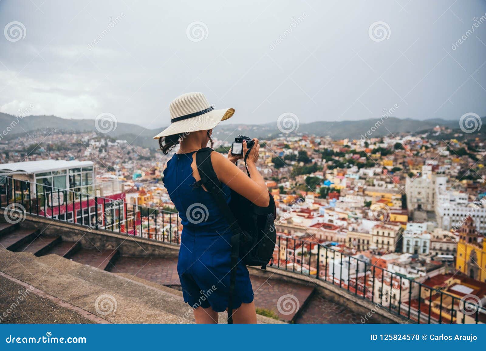 22 de setembro, México: Mulher com um chapéu que toma uma imagem da cidade de um ponto de vista nas montanhas em Guanajuato, o 22 de setembro de 2017, México