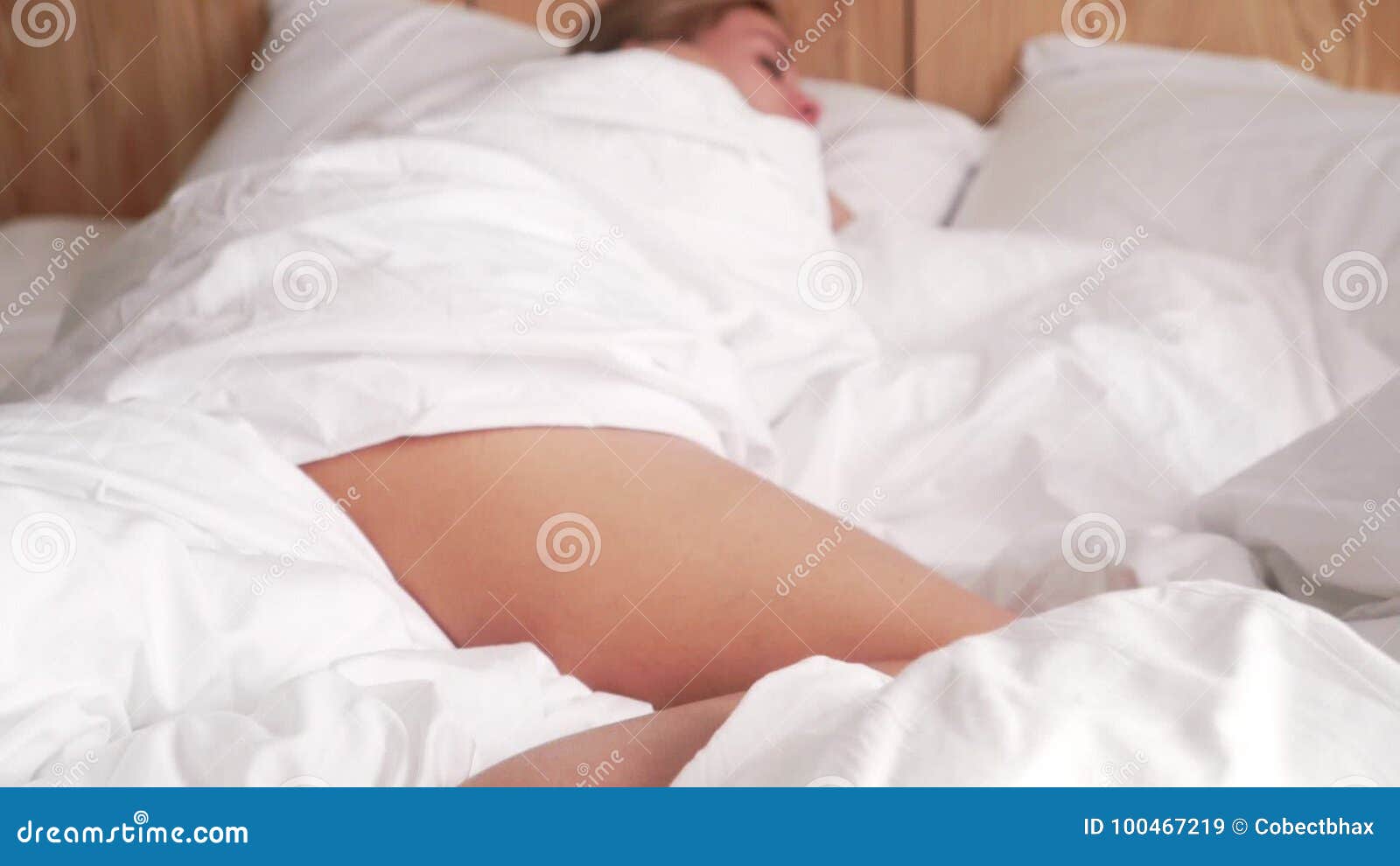 De Sexy Slaap Van De Lichaams Jonge Vrouw in Bed Op Slaapkamer Naakte Vrouw Die Op Bed Dromen Stock Video 1600x990 hq naaktbeeld De Sexy Slaap Van De Lichaams Jonge Vrouw in Bed Op Slaapkamer Naakte Vrouw Die Op Bed Dromen Stock Video