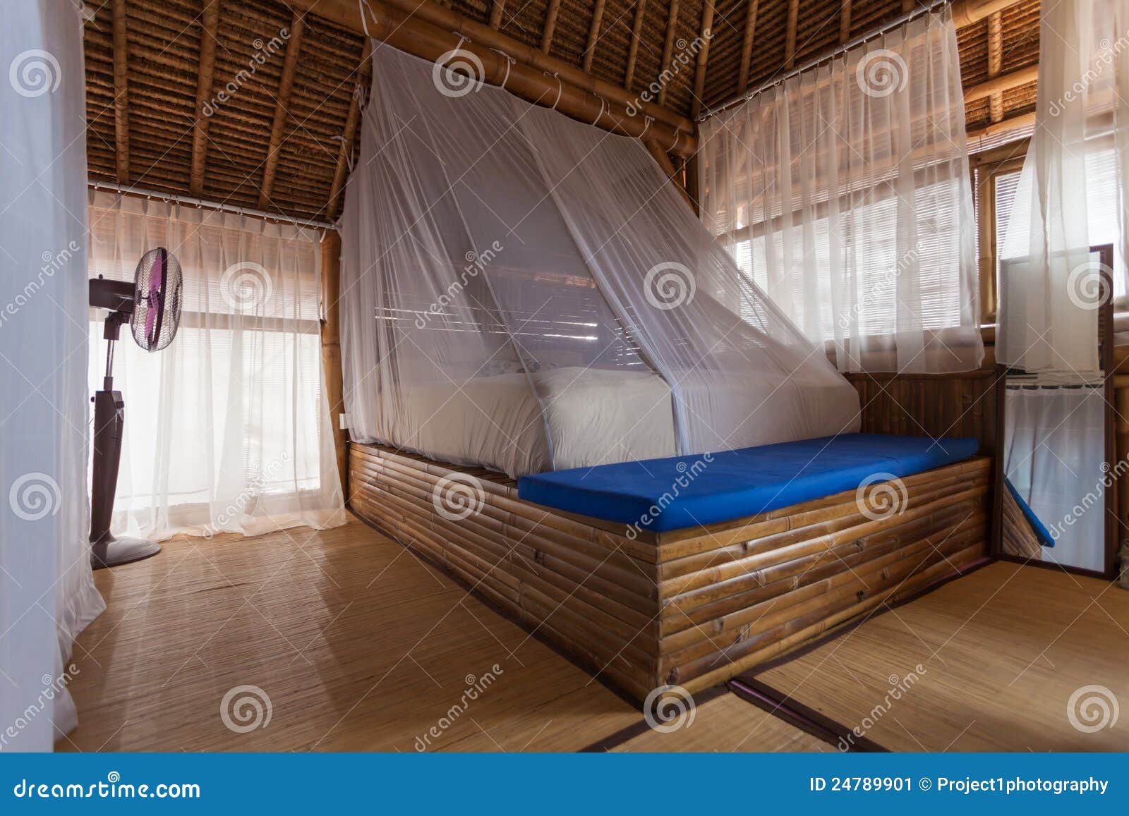 De Slaapkamer Het Bamboe Stock Afbeelding - Image of gordijn, building: