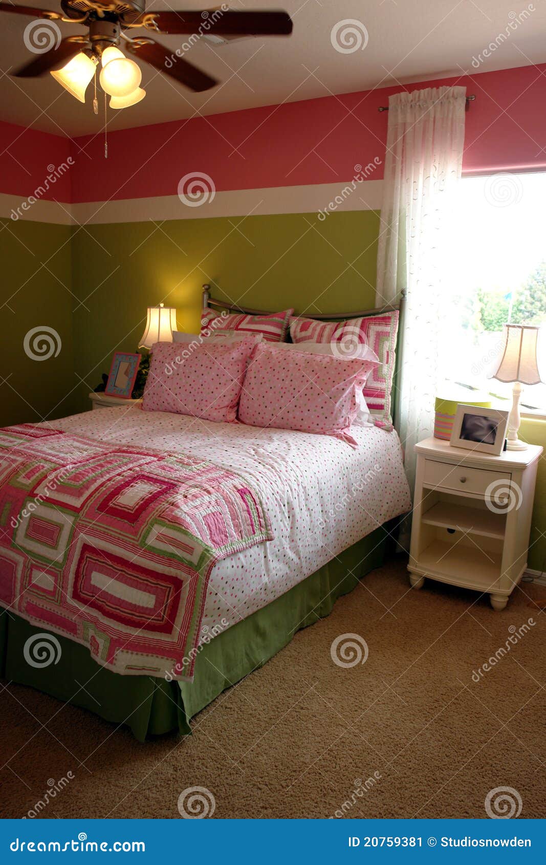 De slaapkamer van meisjes stock afbeelding afbeelding: 20759381