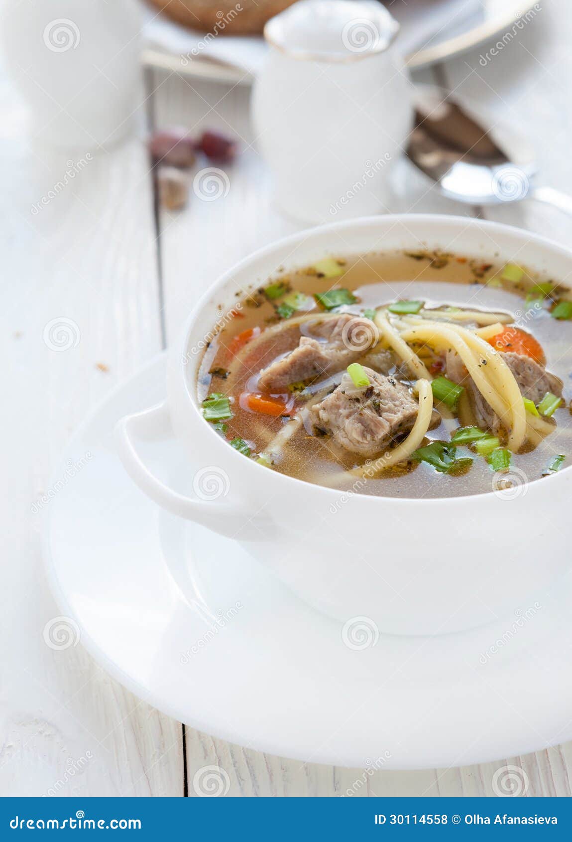 De Soep Van Het Vlees Met Vermicelli in Een Witte Terrine Stock Foto
