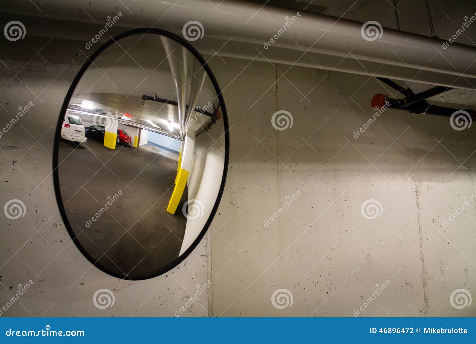 https://thumbs.dreamstime.com/z/de-spiegel-van-de-parkerengarage-46896472.jpg