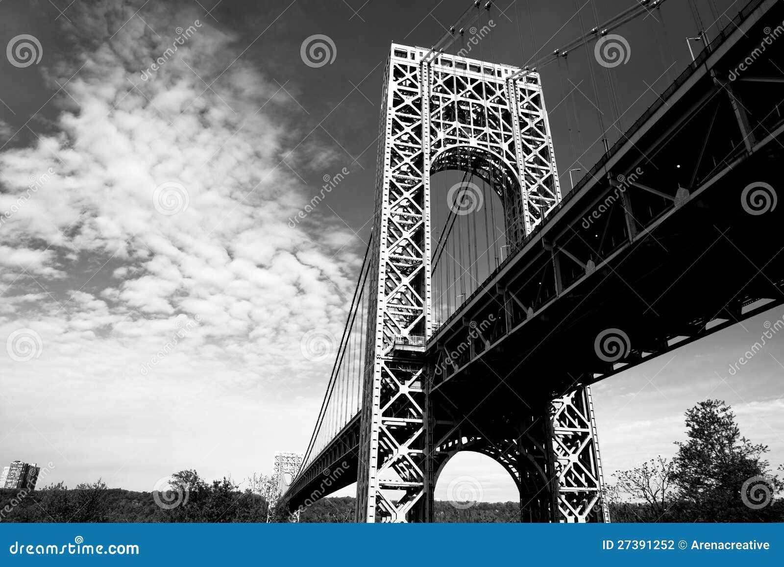 De Stad George Washington van New York. Een zwart-witte mening van de George Washington van de Stad van New York Brug zoals die wordt gezien van onderaan.