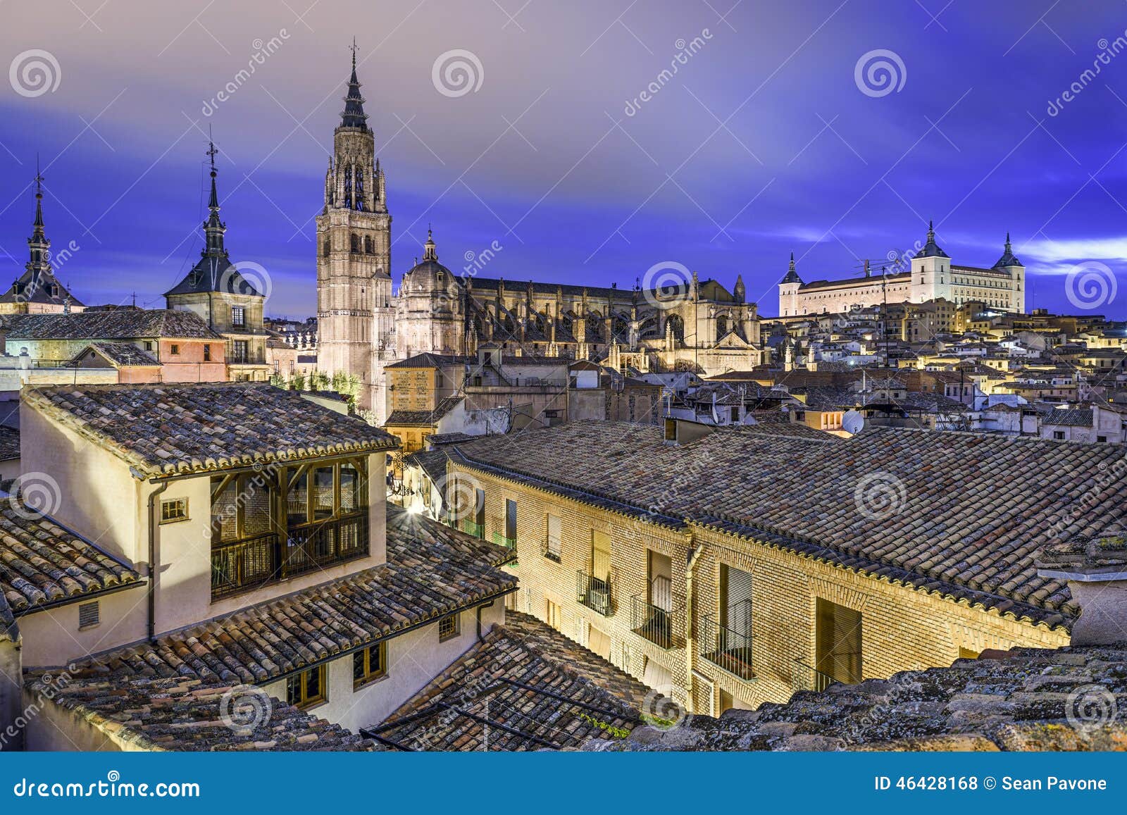 De Stadshorizon van Toledo, Spanje. Toledo, de stadshorizon van Spanje met de Kathedraal en Alcazar in de vroege ochtend